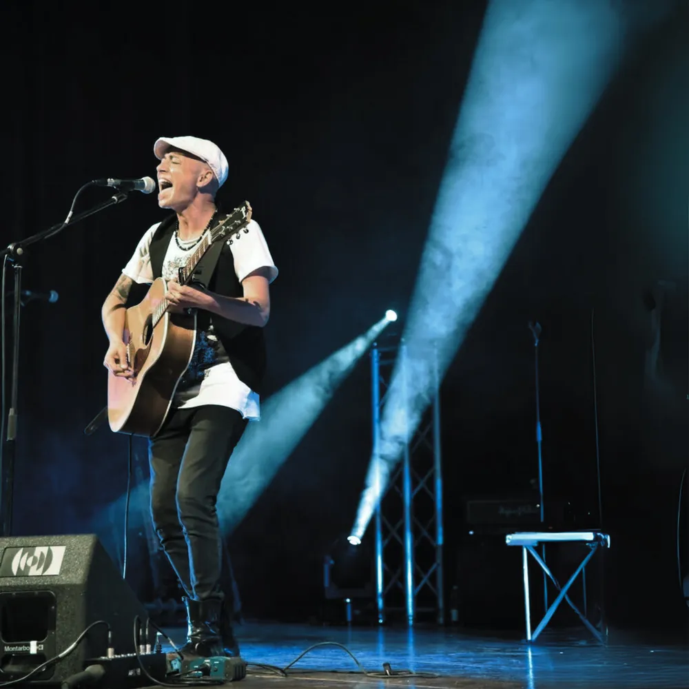 Attilio Riccardi durante un concerto dal vivo